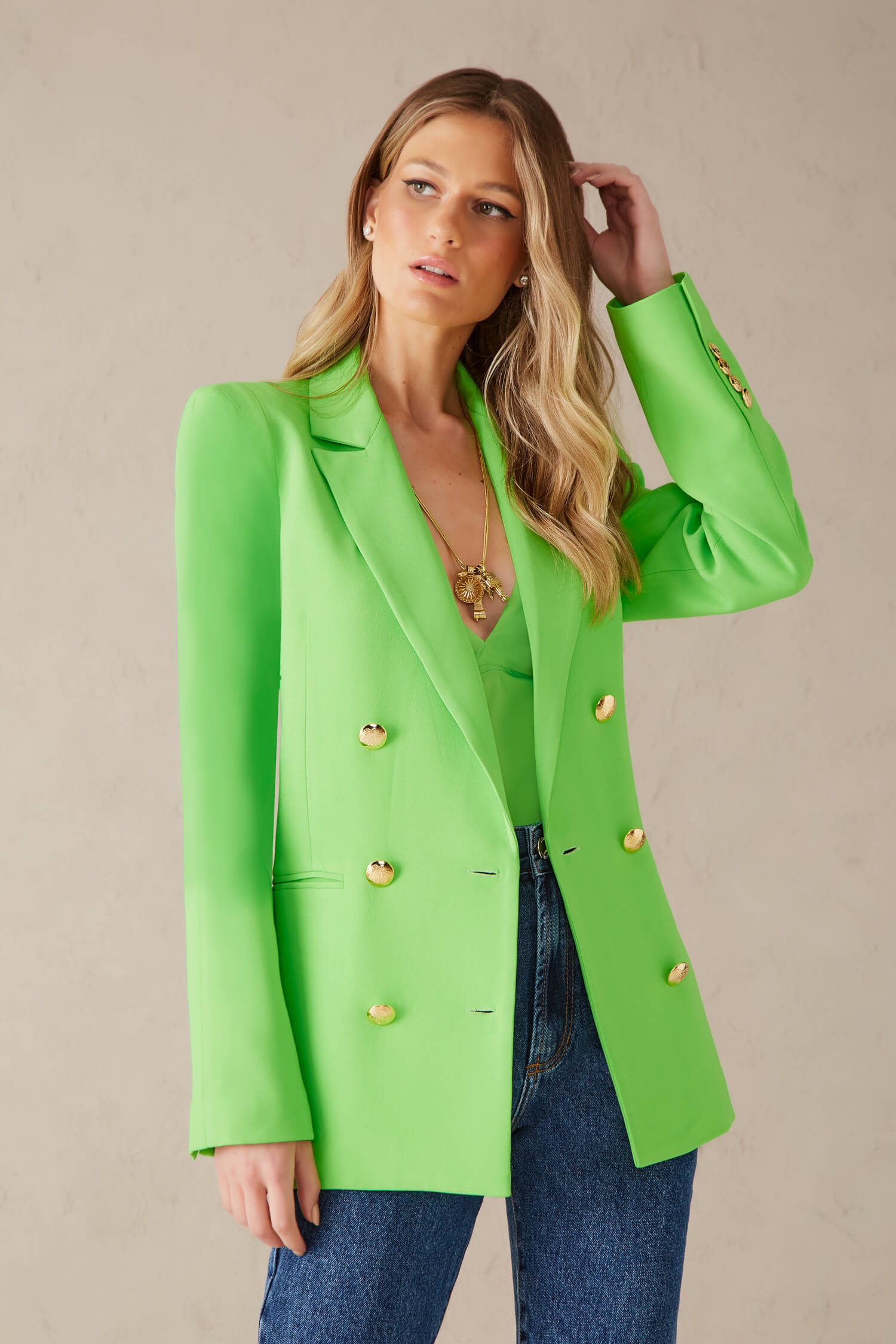 look inverno feminino com blazer verde crepe abotoamento duplo
