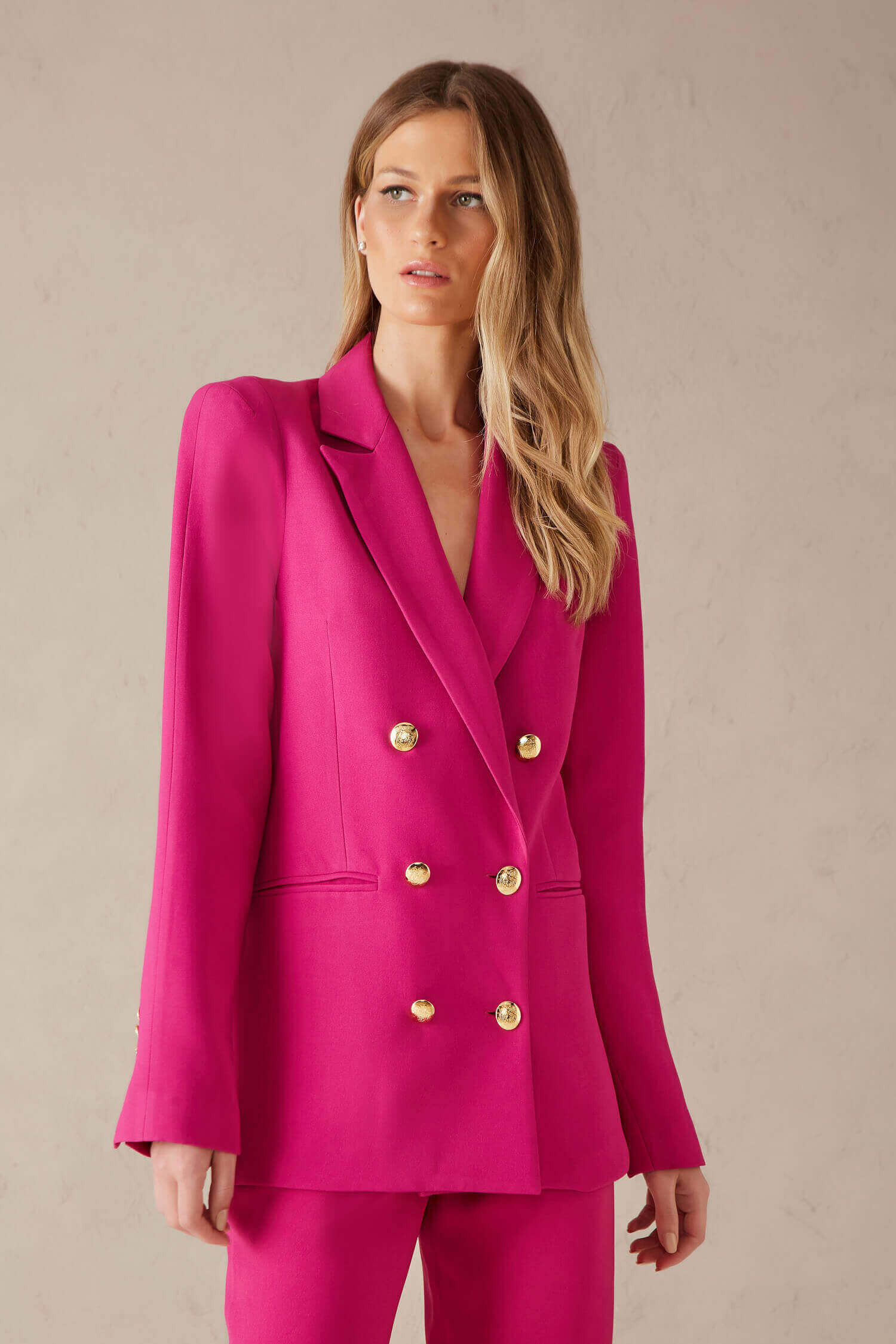 mulher usando blazer rosa pink