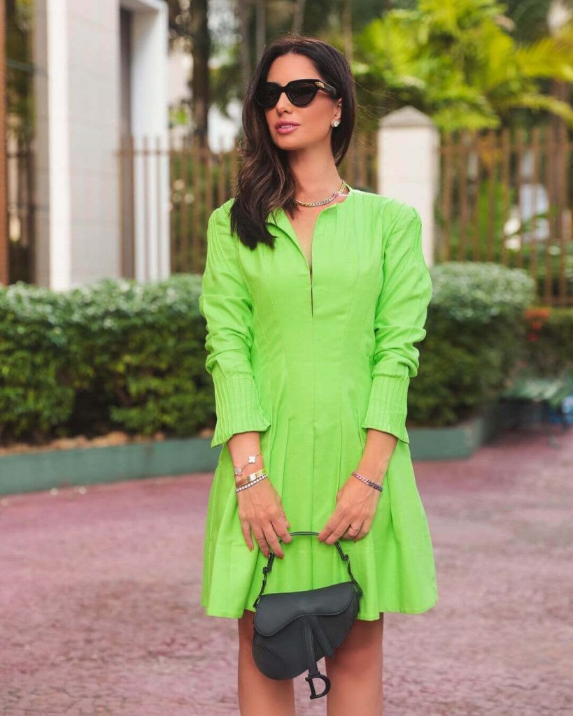 mulher usando vestido curto verde