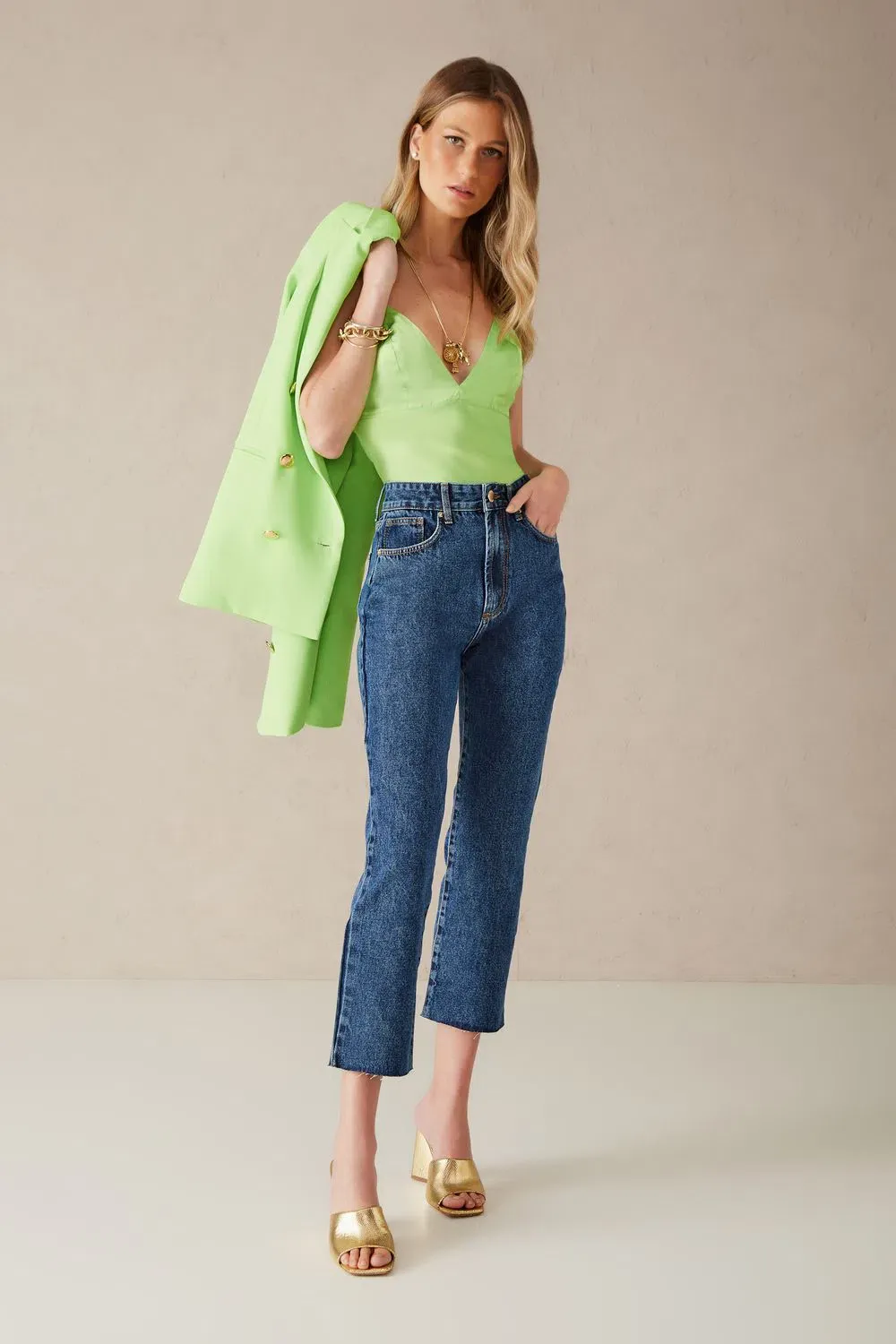 modelo vestido look para o trabalho com jeans e alfaiataria