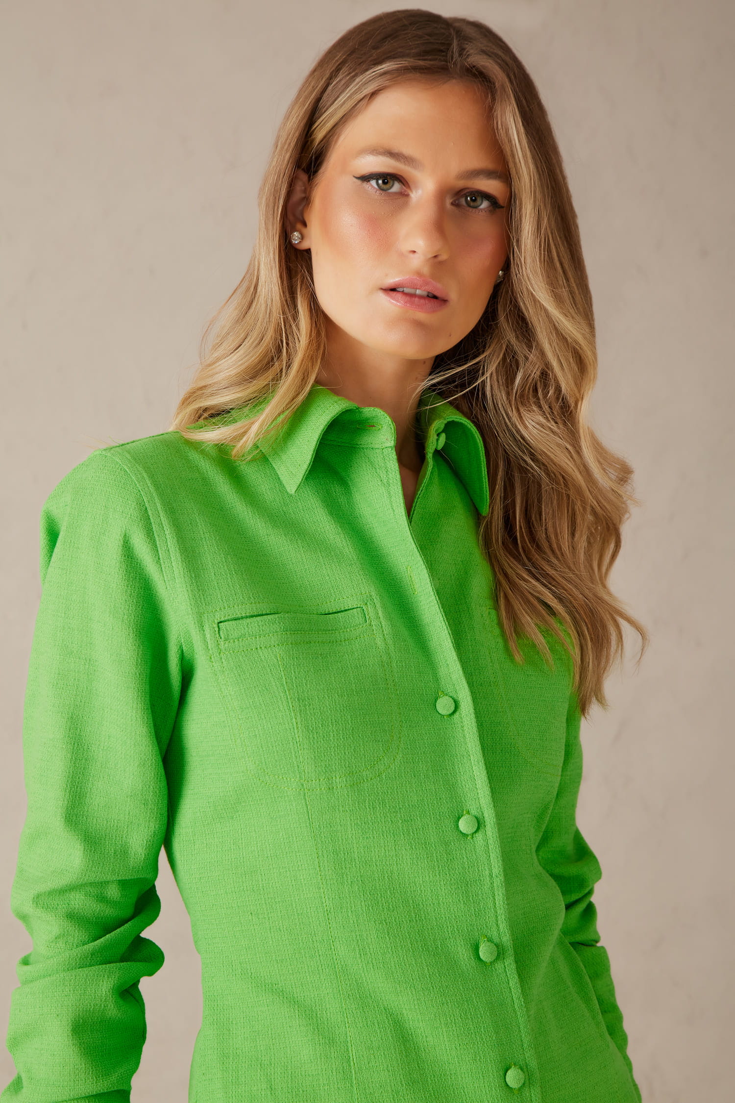 modelo usando camisa feminina verde