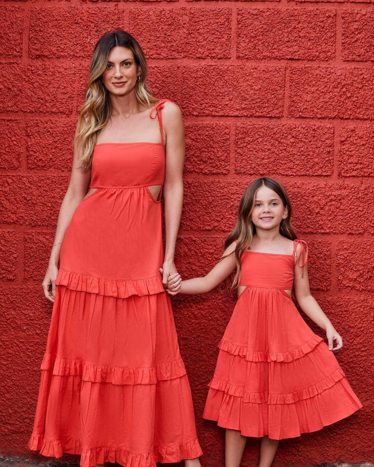 mãe e filha utilizando o mesmo vestido