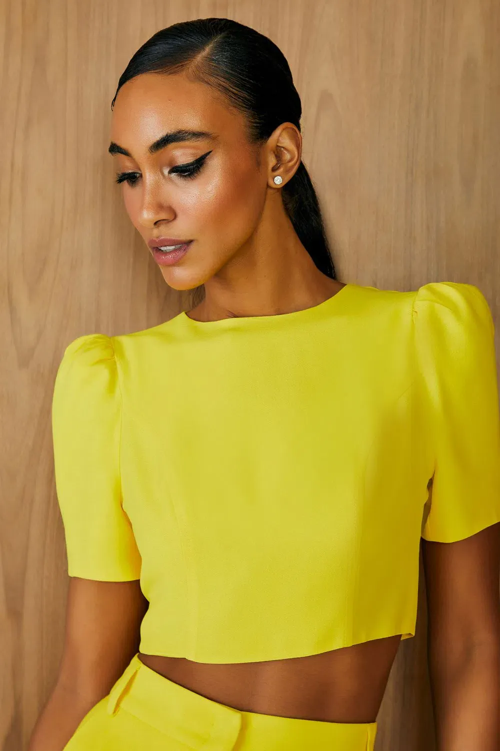 modelo utilizando blusa crepe amarela