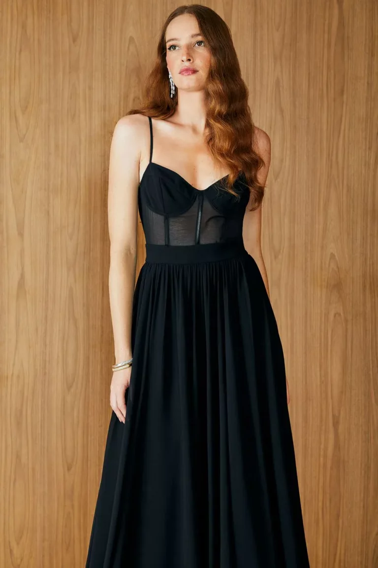 modelo utilizando um vestido fresco preto