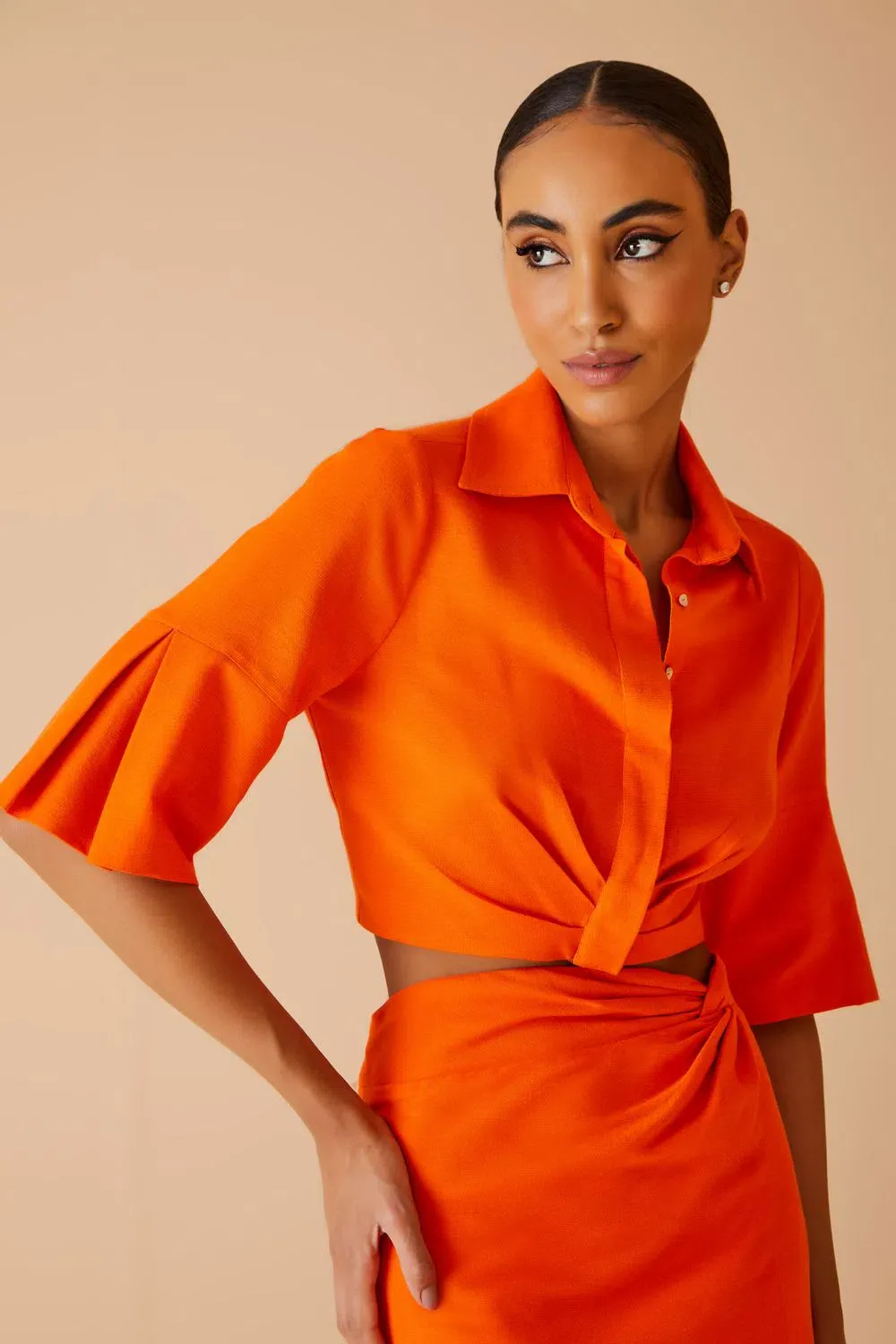 modelo utilizando Look monocromático laranja com camisa