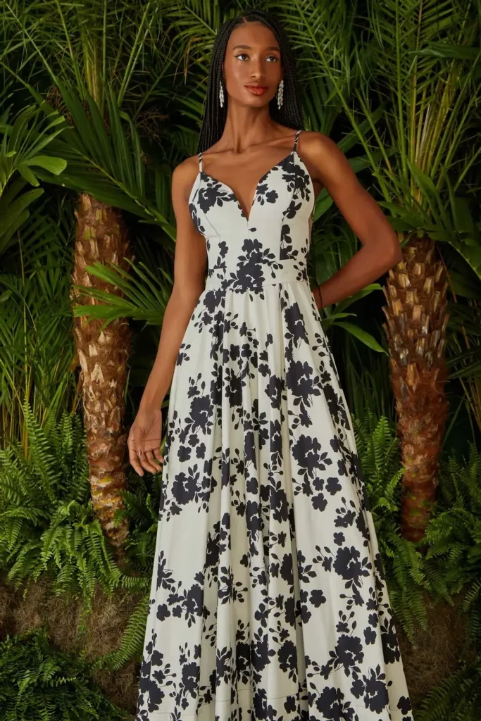 modelo com um vestido de alças floral longo com flores em azuis e a peça em branco